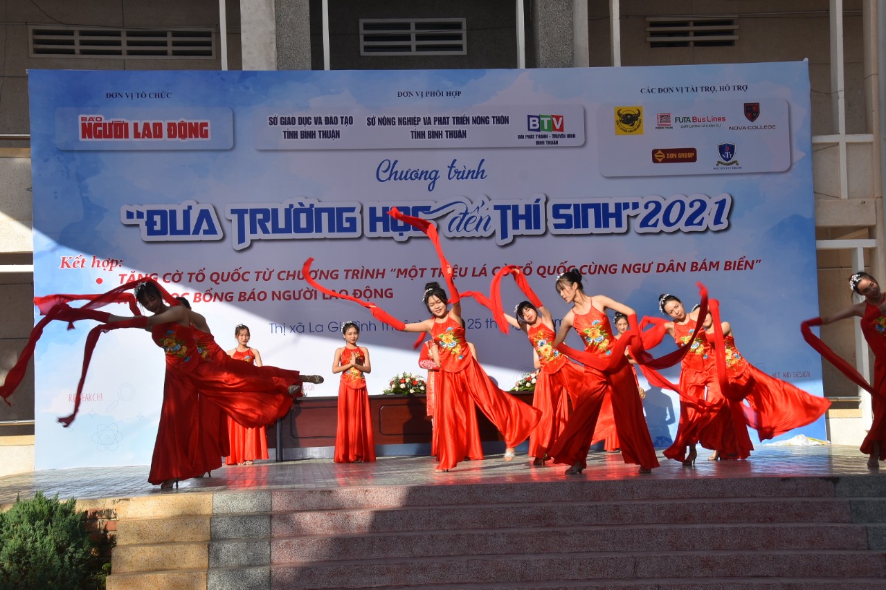 Đưa trường học đến thí sinh Bình Thuận: Tâm lý học có phải là ngành khua môi múa mép? - Ảnh 8.