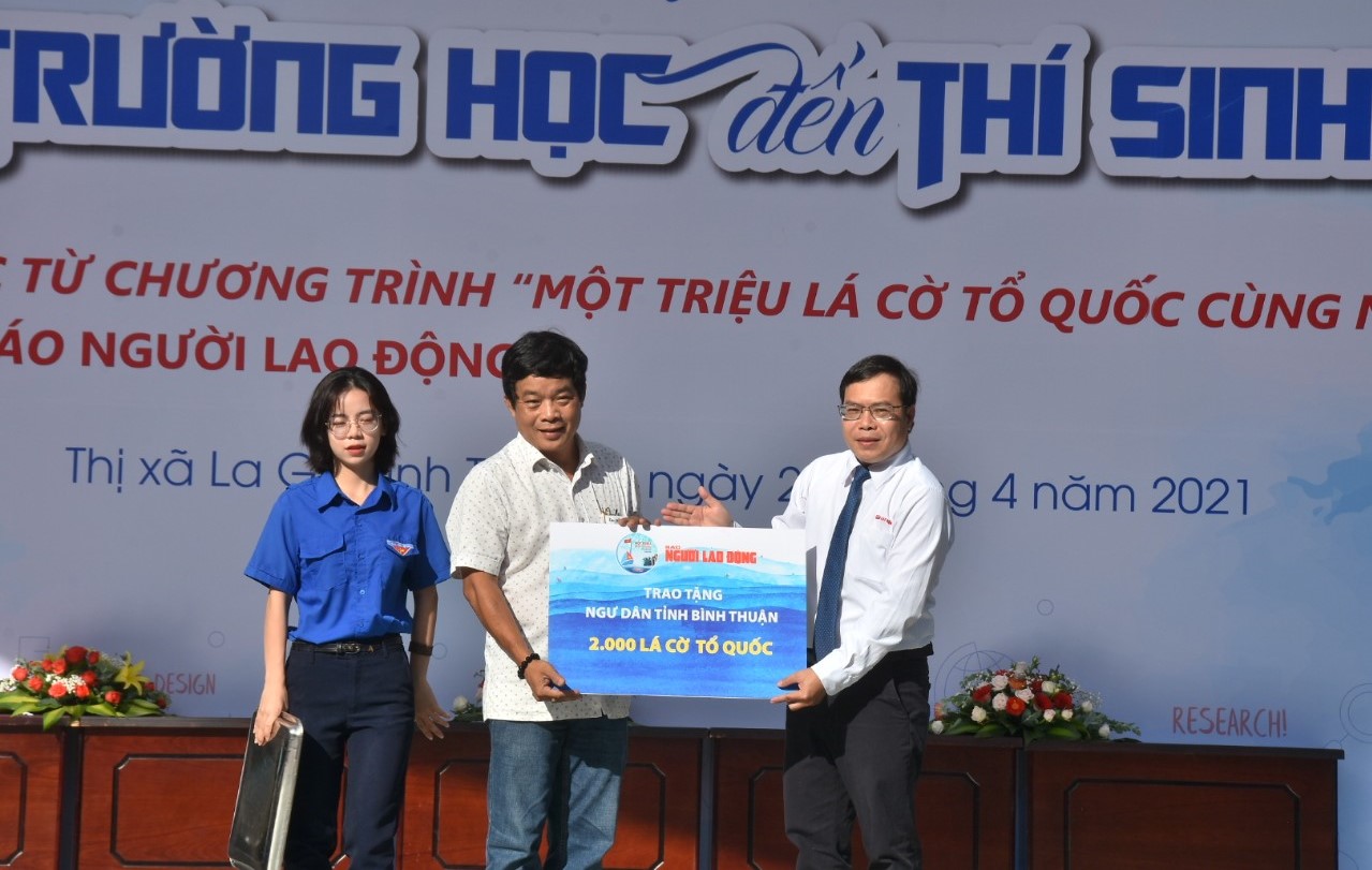 Báo Người Lao Động trao tặng ngư dân Bình Thuận 2.000 lá cờ Tổ quốc