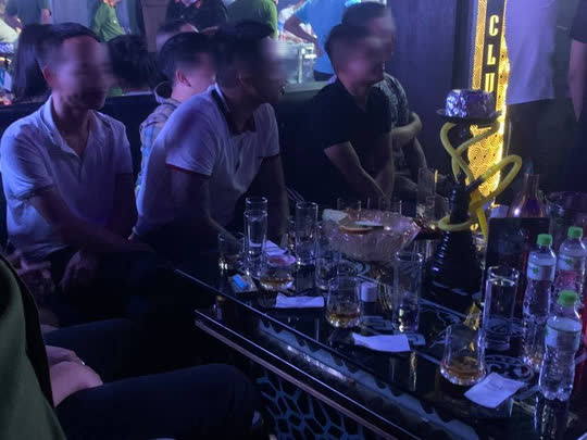 Hàng trăm dân chơi quay cuồng trong tiếng nhạc, ma túy vương vãi khắp nơi