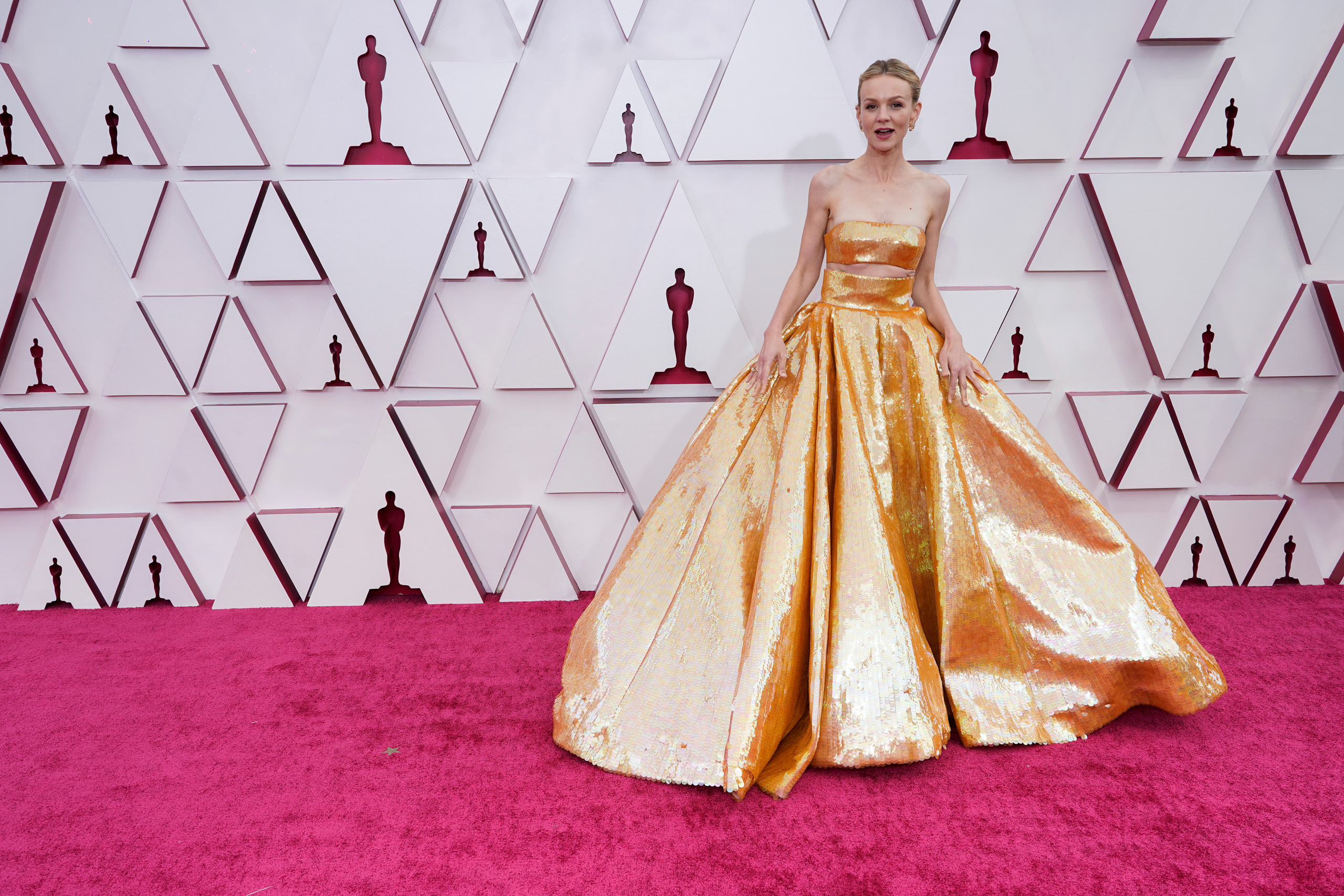 Những trang phục độc lạ tại Oscar 2021 - Ảnh 3.