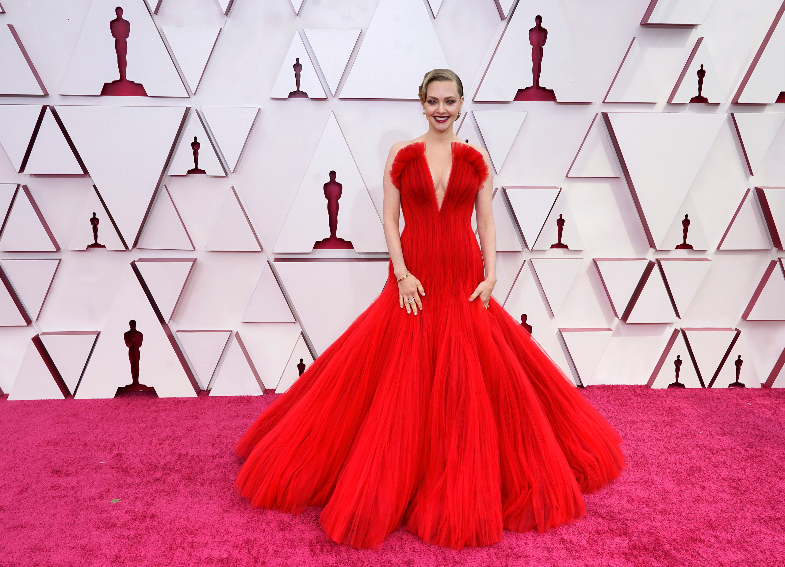 Những trang phục "độc lạ" tại Oscar 2021