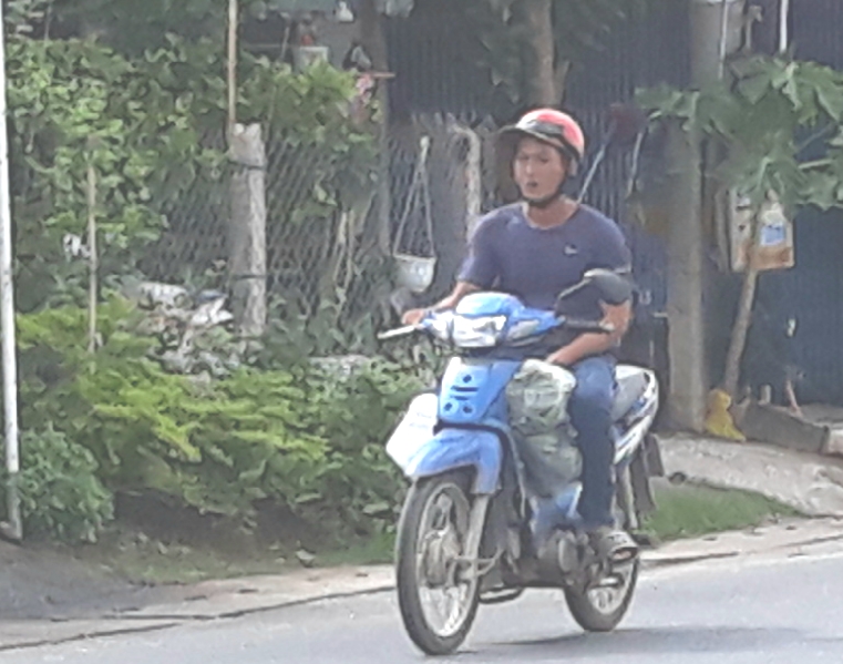 Người dân vùng biên vô tư không đeo khẩu trang khi ra đường - Ảnh 7.