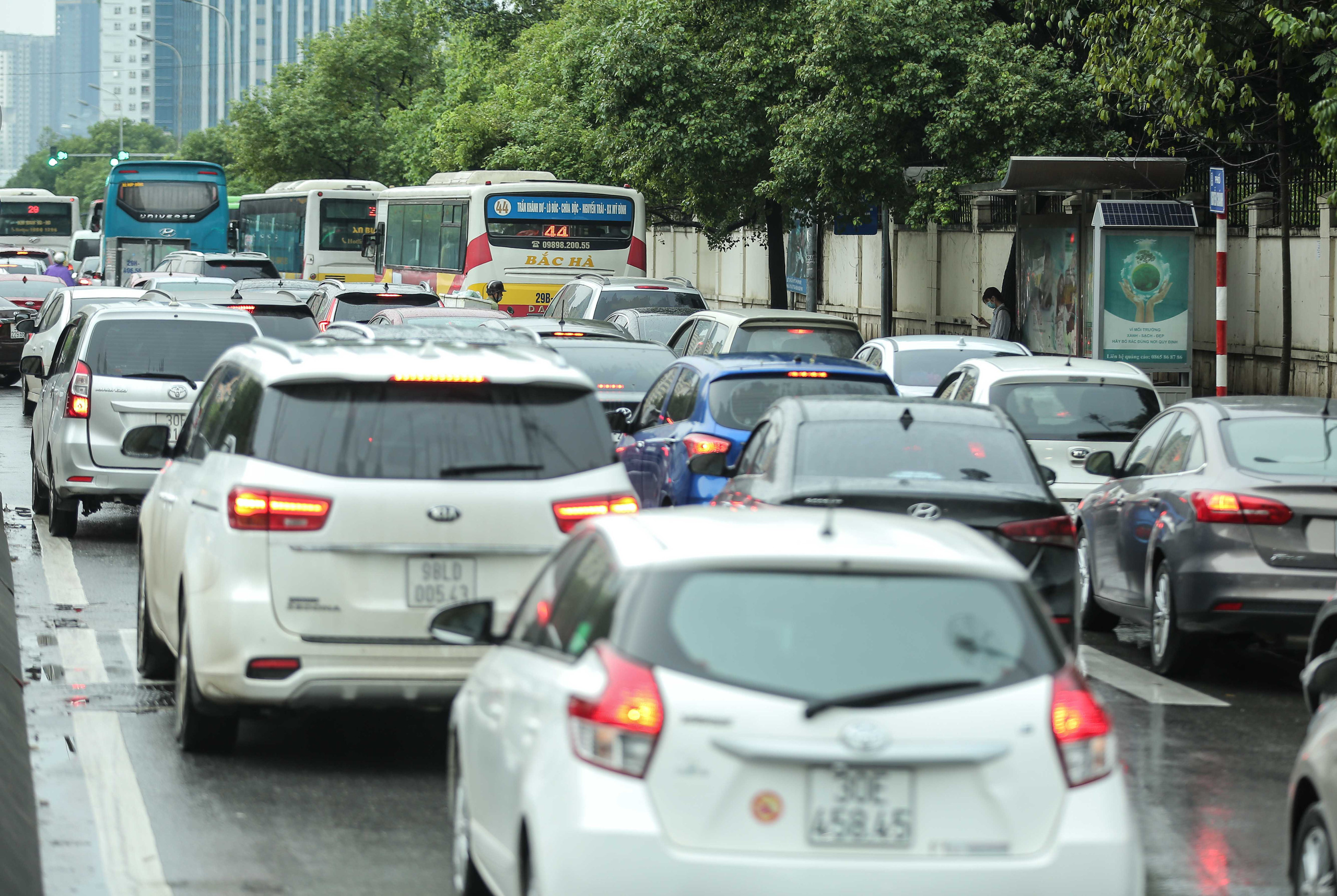 CLIP: Nhọc nhằn nh&iacute;ch từng bước dưới cơn mưa k&eacute;o d&agrave;i trong giờ đi l&agrave;m đầu tuần - Ảnh 7.