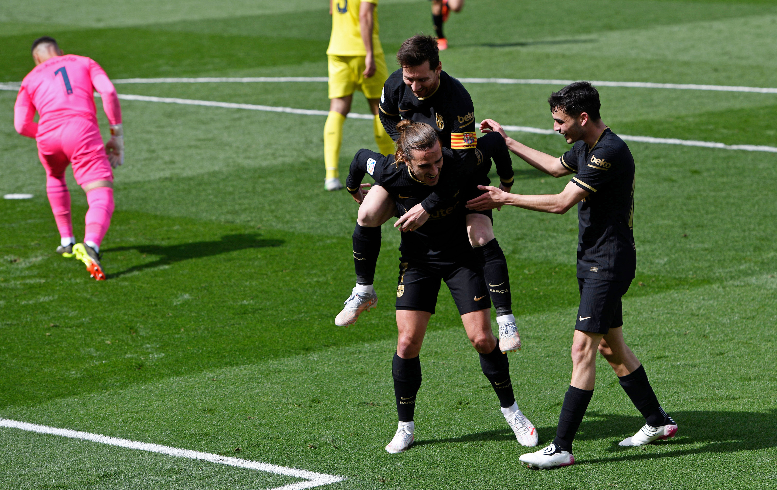 Antoine Griezmann ch&oacute;i s&aacute;ng, Barcelona sắp chạm tay đến ng&ocirc;i v&ocirc; địch La Liga - Ảnh 4.