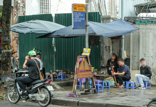 CLIP: Nhiều người d&acirc;n H&agrave; Nội qu&ecirc;n khẩu trang ph&ograve;ng chống dịch Covid-19 - Ảnh 3.