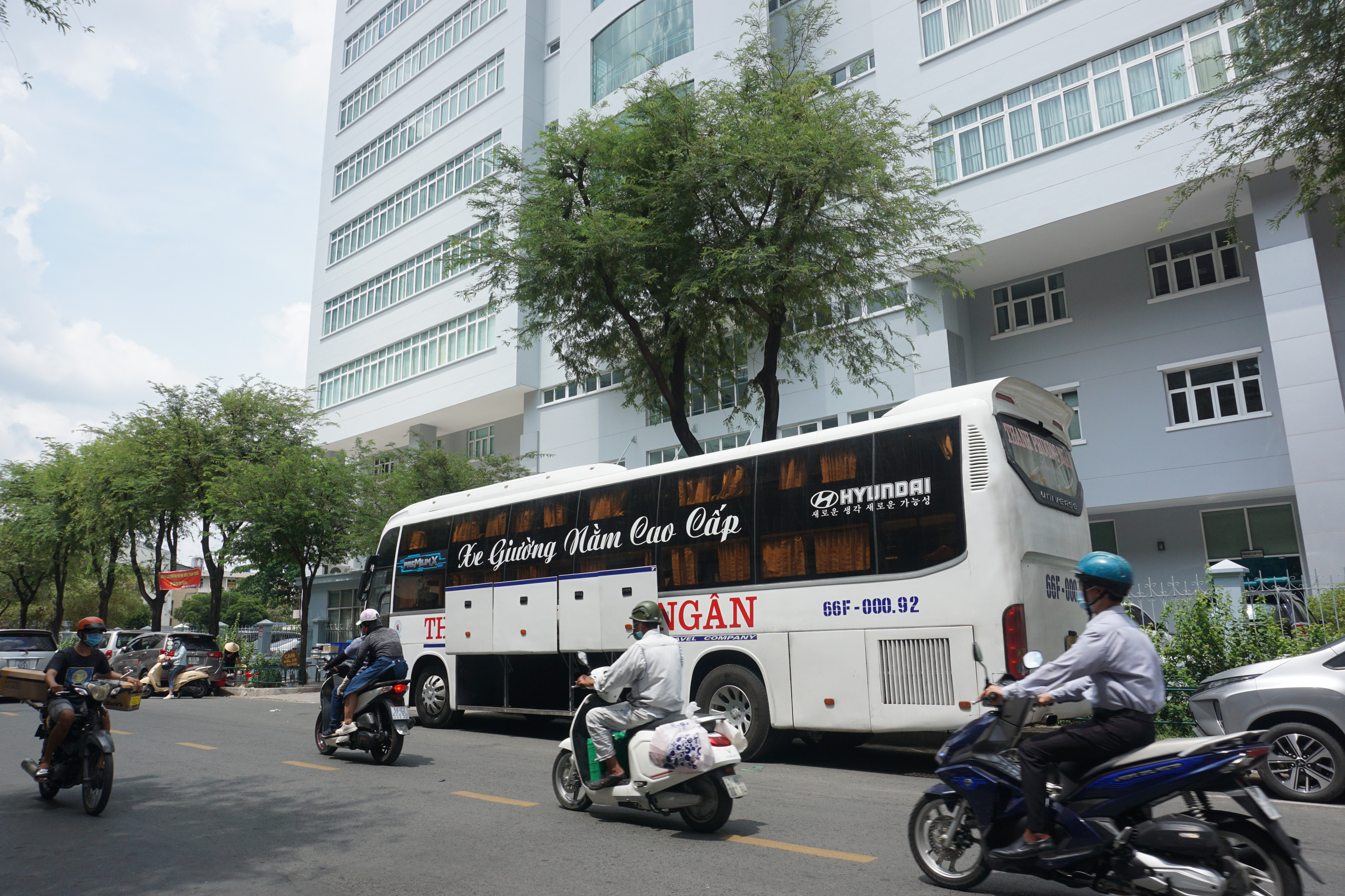 Cận cảnh xe khách trá hình, bãi giữ xe biến hình mãi trêu ngươi