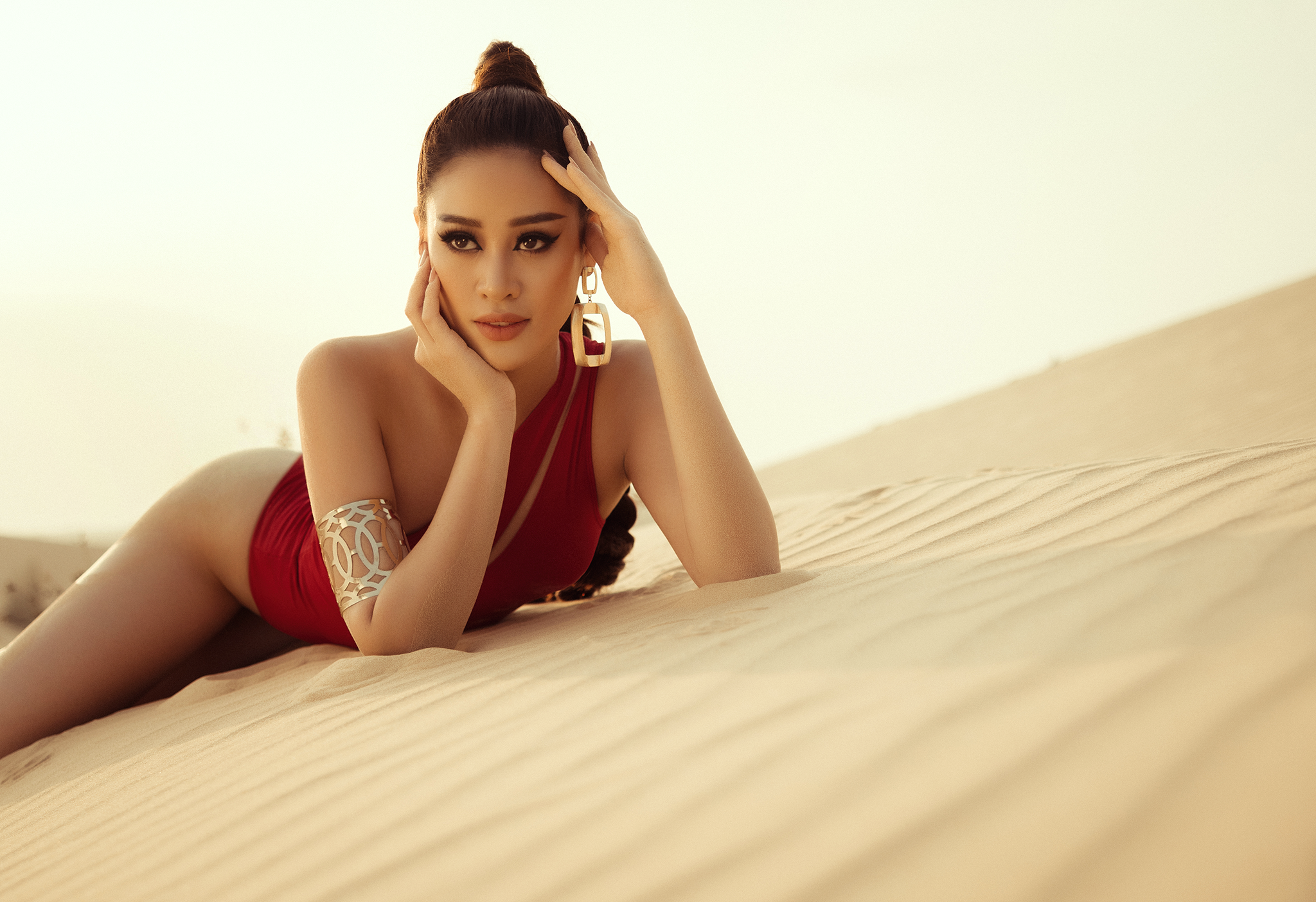Hoa hậu Khánh Vân khoe hình ảnh nóng bỏng trên đồi cát