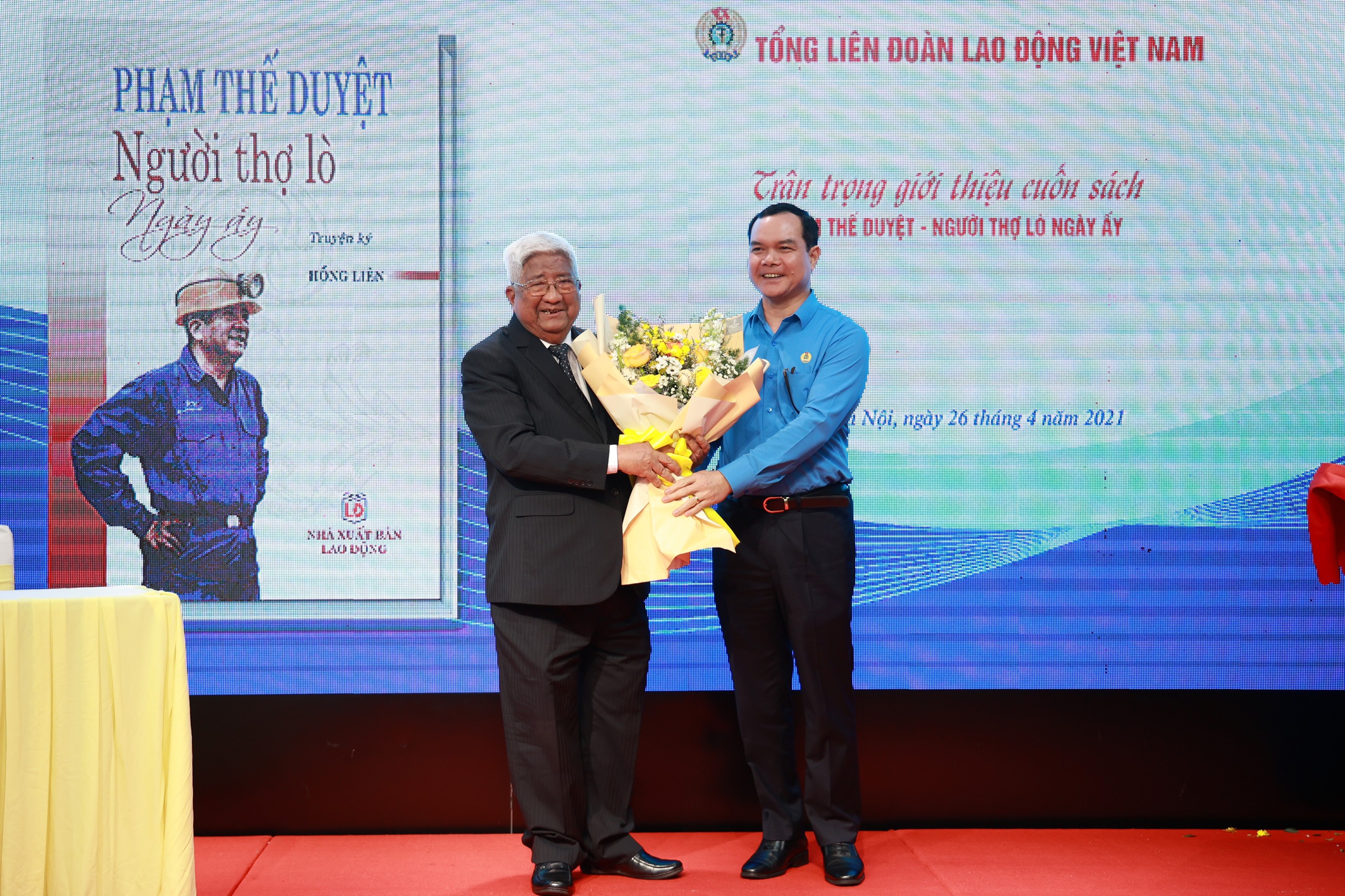 Ra mắt cuốn s&aacute;ch: Phạm Thế Duyệt - Người thợ l&ograve; ng&agrave;y ấy - Ảnh 2.
