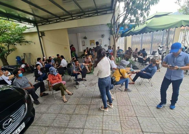 “Sóng” đầu tư đang dồn về Phú Mỹ, phòng công chứng đông nghịt người - Ảnh 1. “Sóng” đầu tư đang dồn về Phú Mỹ, phòng công chứng đông nghịt người - Ảnh 1.