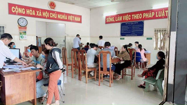 “Sóng” đầu tư đang dồn về Phú Mỹ, phòng công chứng đông nghịt người - Ảnh 2. “Sóng” đầu tư đang dồn về Phú Mỹ, phòng công chứng đông nghịt người - Ảnh 2.