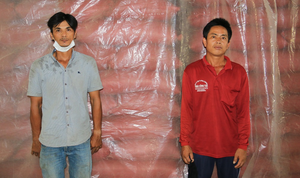 CLIP: An Giang lại ph&aacute;t hiện kho chứa 100 tấn h&agrave;ng nghi nhập lậu - Ảnh 4.