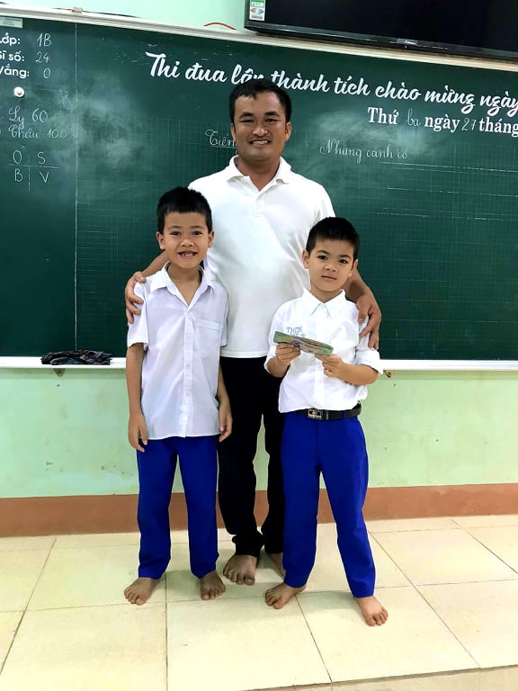 Nhặt được xấp tiền mệnh giá lớn, cô trò cùng tìm người đánh rơi - Ảnh 1.