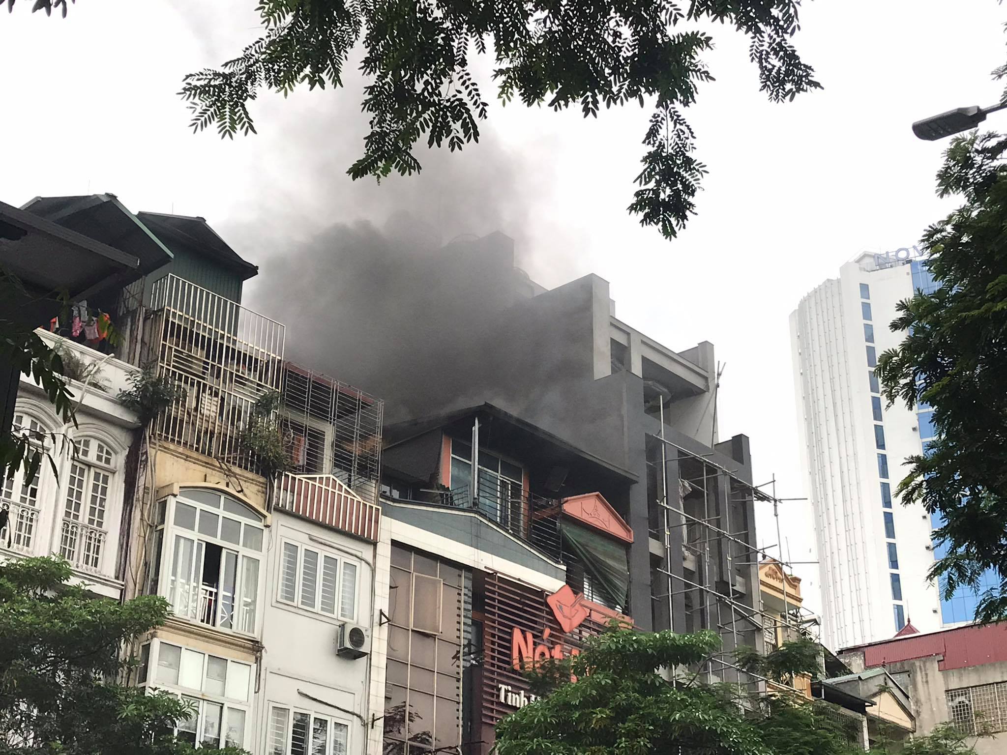 Cháy lớn tại nhà hàng Nét Huế đúng giờ tan tầm, giao thông ùn tắc kéo dài