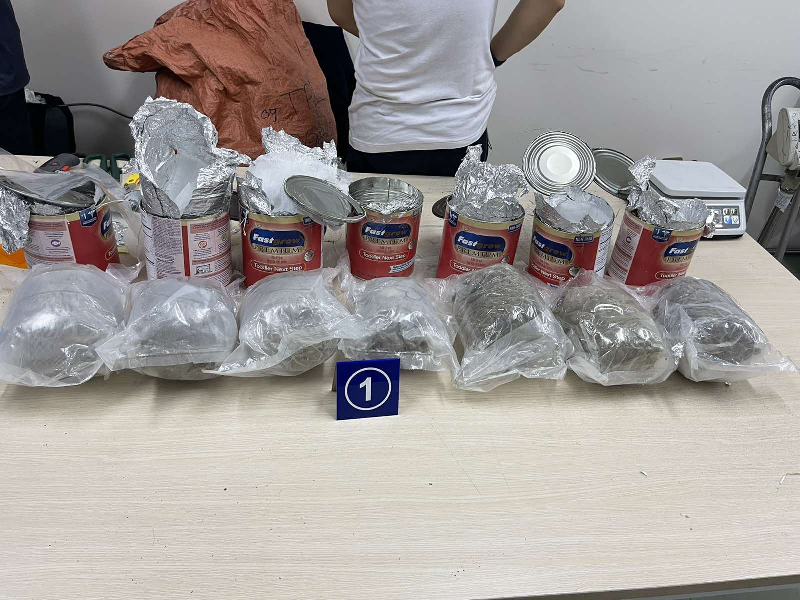 T&oacute;m gọn 36kg ma t&uacute;y giấu trong l&ocirc; h&agrave;ng qu&agrave; biếu - Ảnh 1.