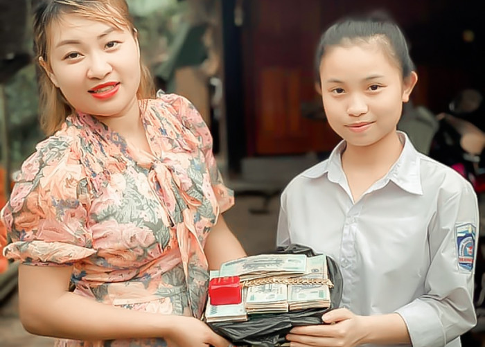 Nhặt được gần nửa tỉ đồng, nữ sinh lớp 10 trả cho người đánh rơi