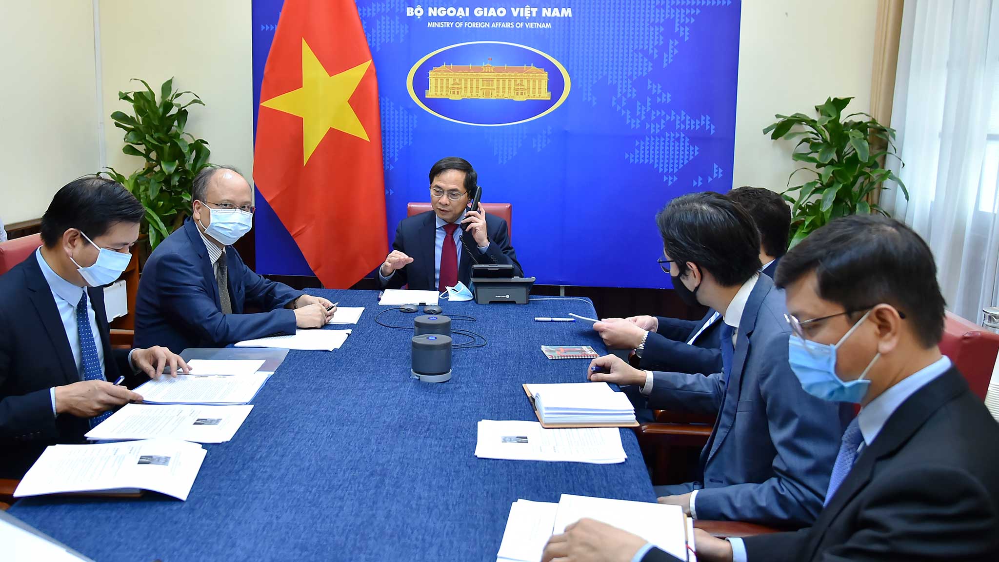 Điện đ&agrave;m, Bộ trưởng Ngoại giao Việt - Nhật trao đổi về Biển Đ&ocirc;ng - Ảnh 3.