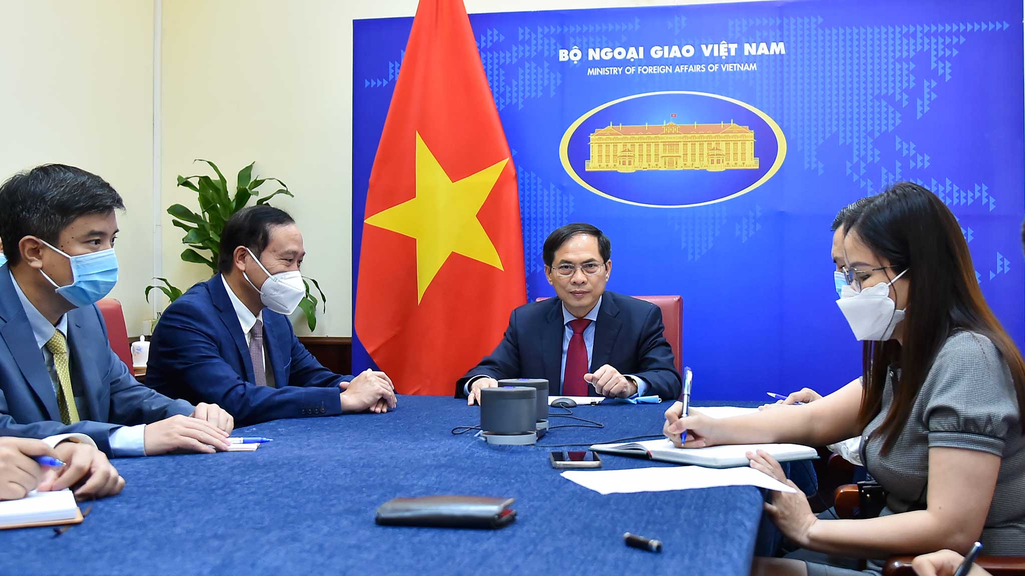 Điện đ&agrave;m, Bộ trưởng Ngoại giao Việt - Nhật trao đổi về Biển Đ&ocirc;ng - Ảnh 2.