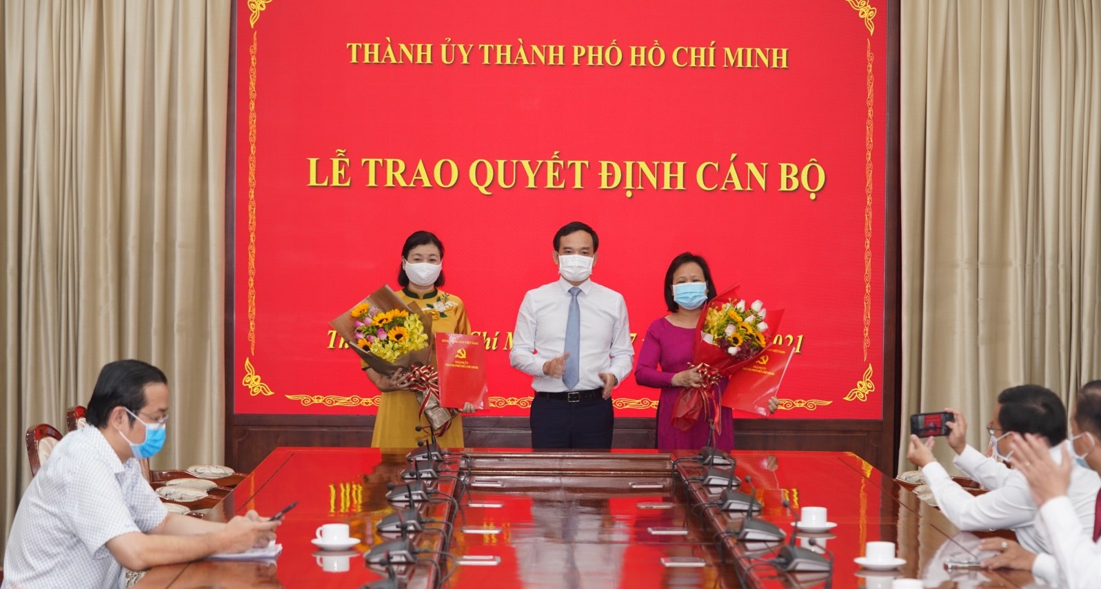 Thành ủy TP HCM trao quyết định nhân sự cho Báo Người Lao Động, Báo Phụ Nữ - Ảnh 2.