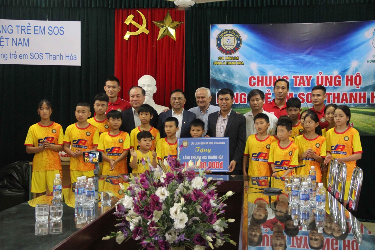 HAGL tặng gần 120 triệu đồng tiền b&aacute;n &aacute;o đấu của Lương Xu&acirc;n Trường cho L&agrave;ng SOS Thanh H&oacute;a - Ảnh 3.