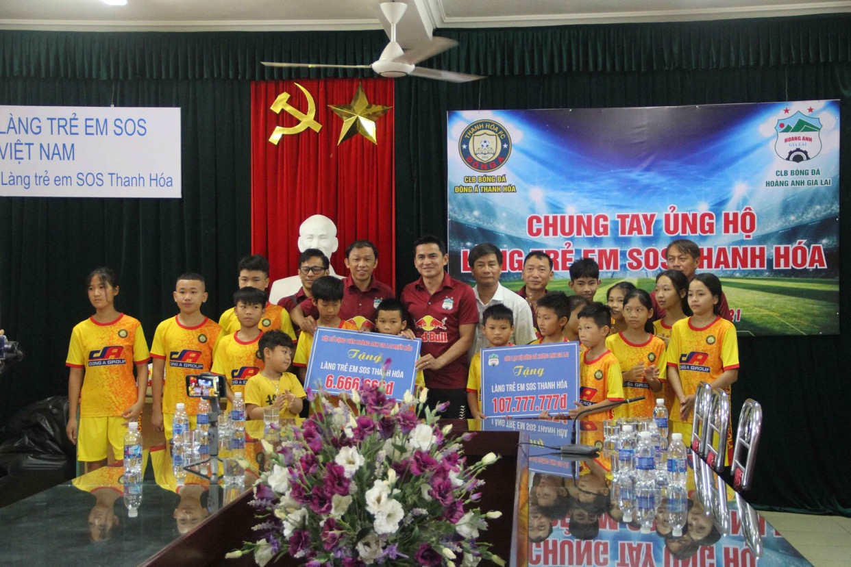 HAGL tặng gần 120 triệu đồng tiền bán áo đấu của Lương Xuân Trường cho Làng SOS Thanh Hóa