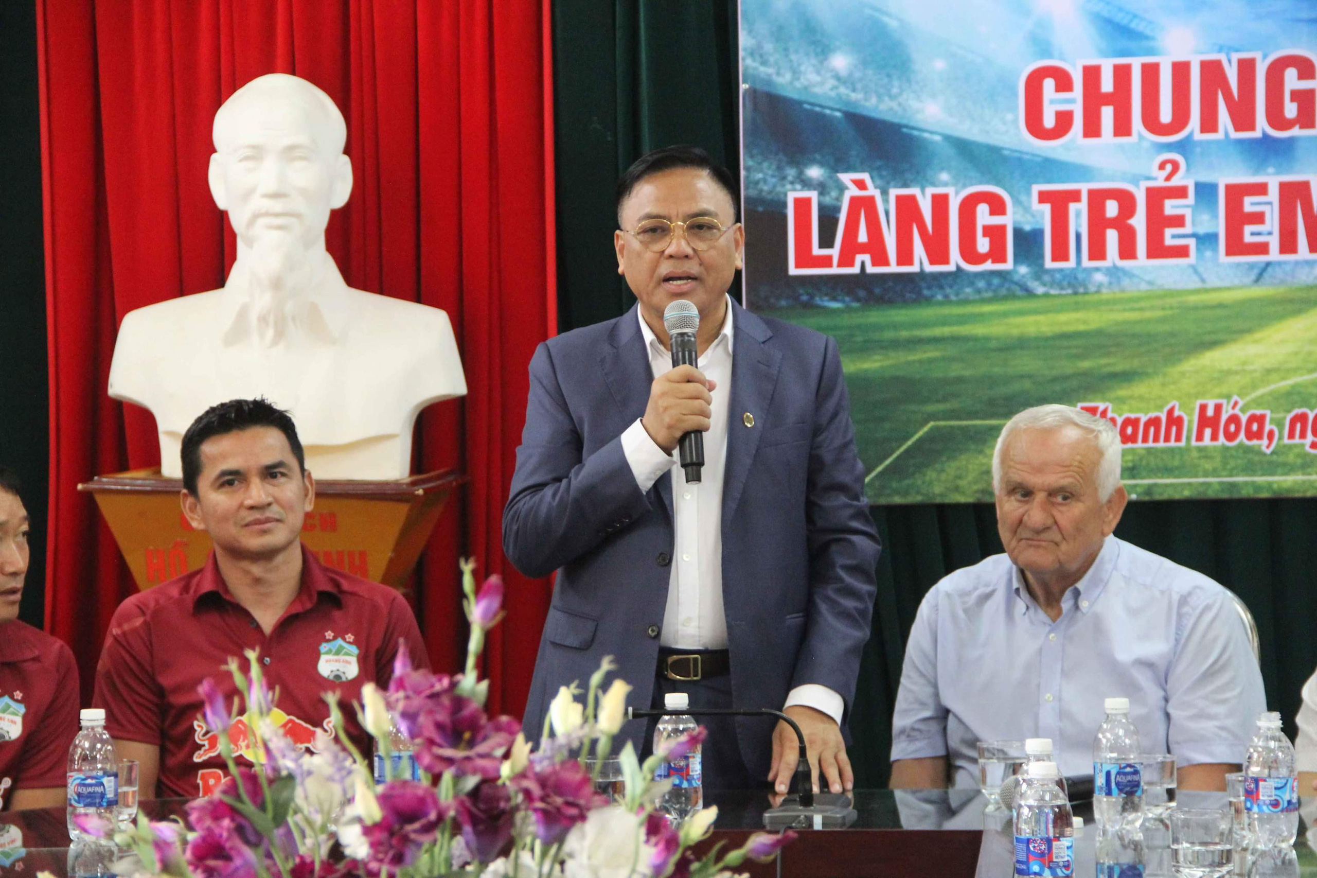 HAGL tặng gần 120 triệu đồng tiền b&aacute;n &aacute;o đấu của Lương Xu&acirc;n Trường cho L&agrave;ng SOS Thanh H&oacute;a - Ảnh 4.