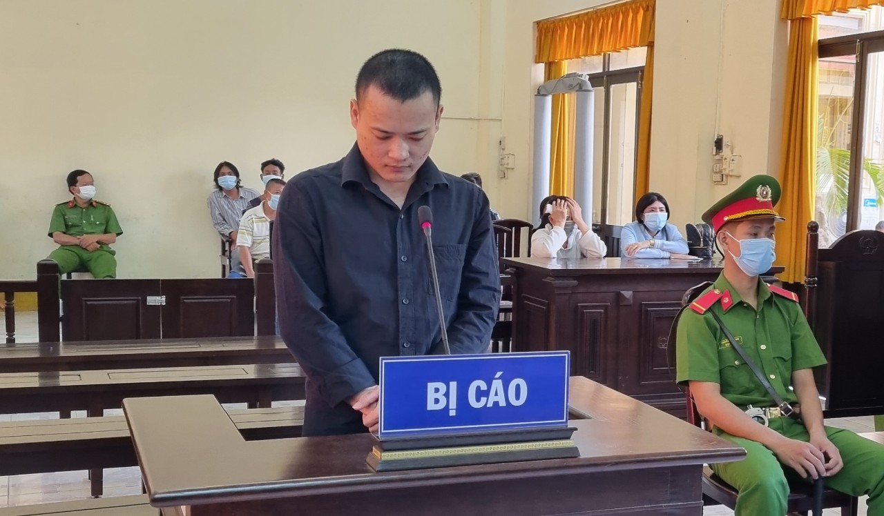 CLIP: Đâm chết bạn thân từ nhỏ vì dám ngăn mình cầm dao đi “xử” vợ
