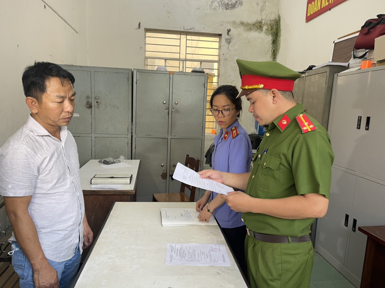 Bắt giam đối tượng tạt sơn v&agrave;o nh&agrave; người y&ecirc;u cũ để trả th&ugrave;  - Ảnh 1.