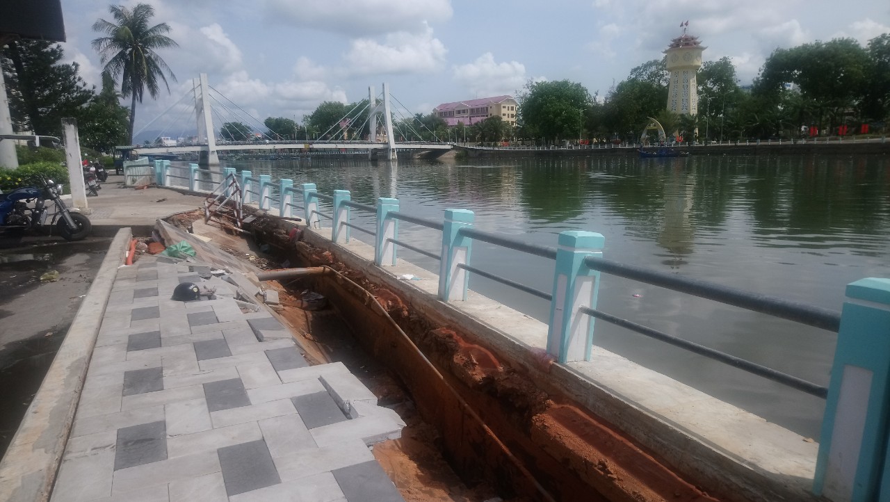 Mới chỉnh trang, kè sông Cà Ty - Bình Thuận tan nát sau cơn mưa
