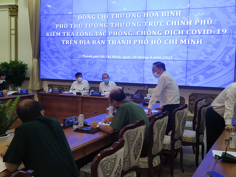 TP HCM: Ra đường phải đeo khẩu trang, siết chặt quản lý nhập cảnh