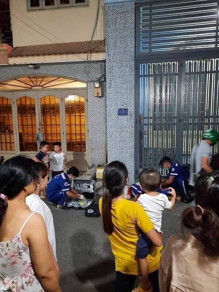Người dân giúp sức người phụ nữ đẻ rớt giữa đường