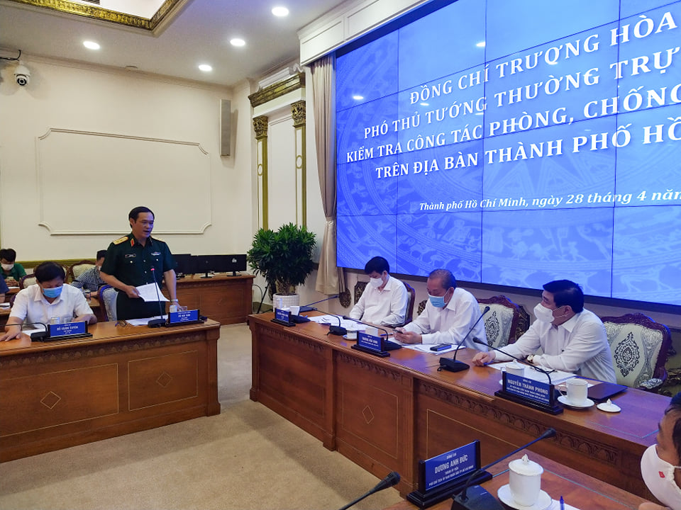 TP HCM: Ra đường phải đeo khẩu trang, siết chặt quản l&yacute; nhập cảnh - Ảnh 1.