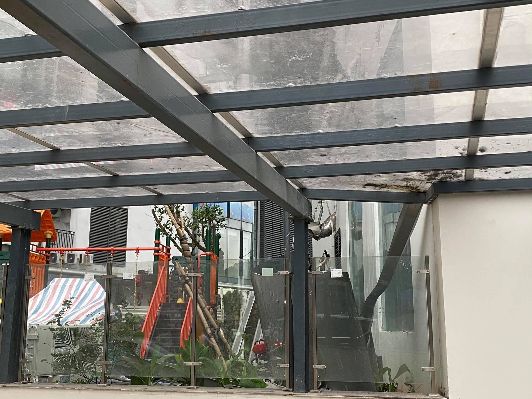 Cả giàn 7 cục nóng điều hòa chung cư bất ngờ đổ sập xuống khu vui chơi trẻ em - Ảnh 6.