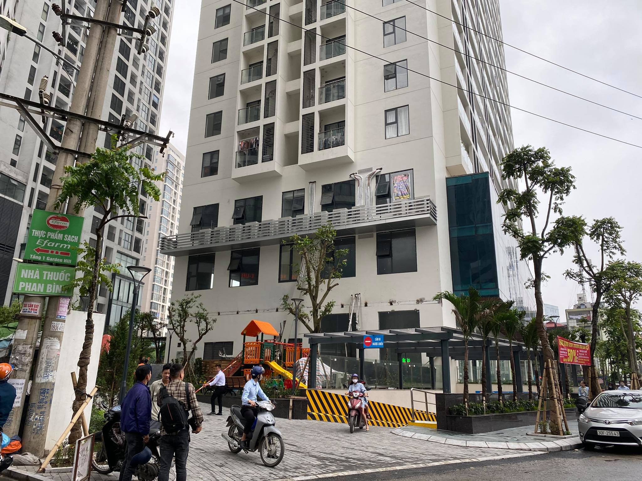Cả giàn 7 cục nóng điều hòa chung cư bất ngờ đổ sập xuống khu vui chơi trẻ em - Ảnh 8.