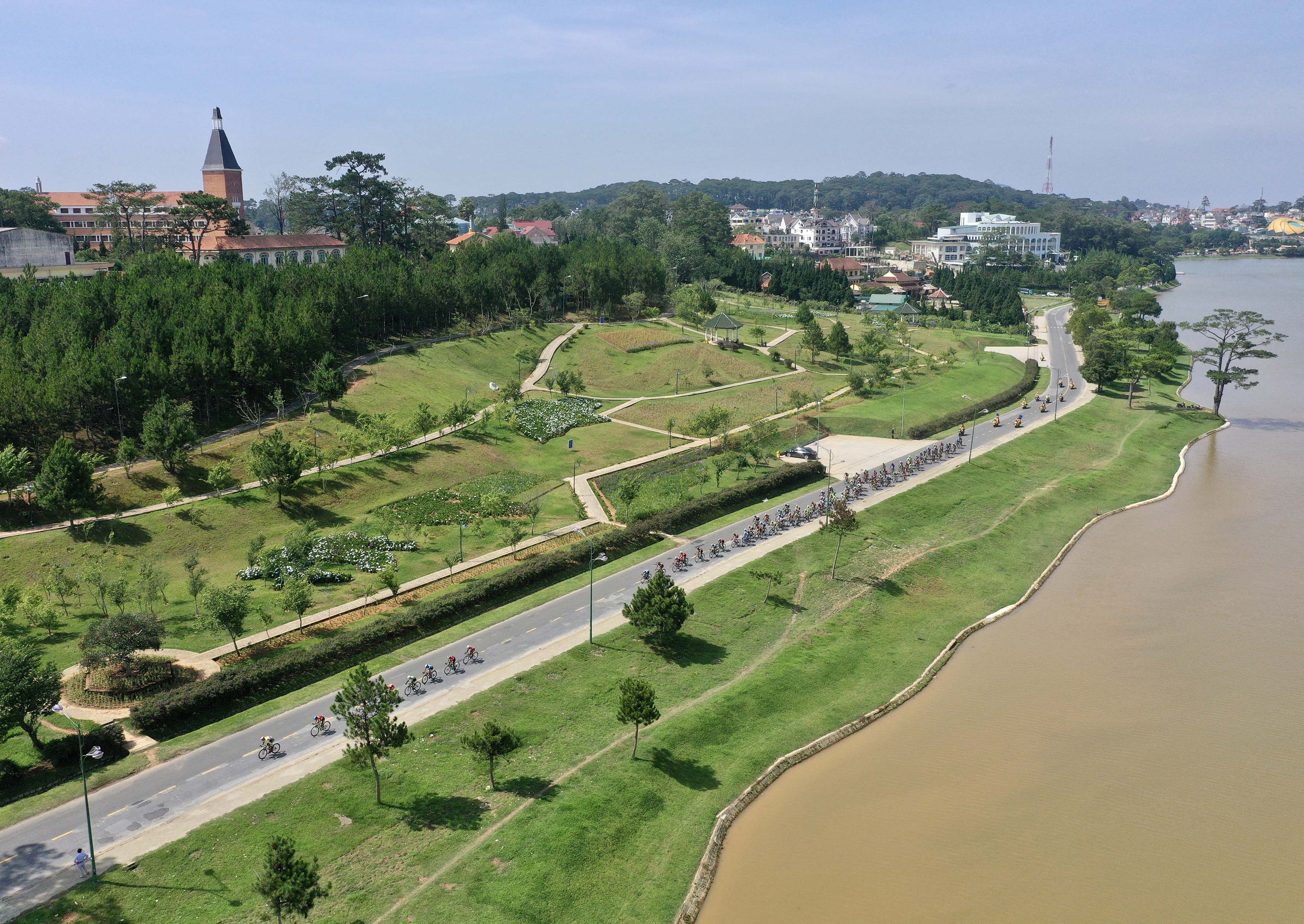 Nguyễn Tấn Hoài chạm tay vào Áo xanh chung cuộc - Ảnh 1.