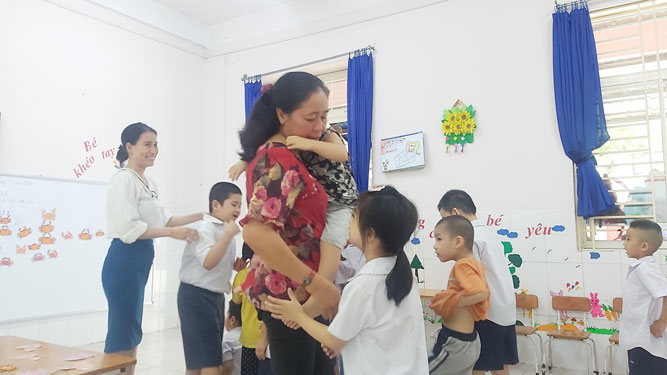 Mẹ hiền ở những lớp học đặc biệt - Ảnh 1.