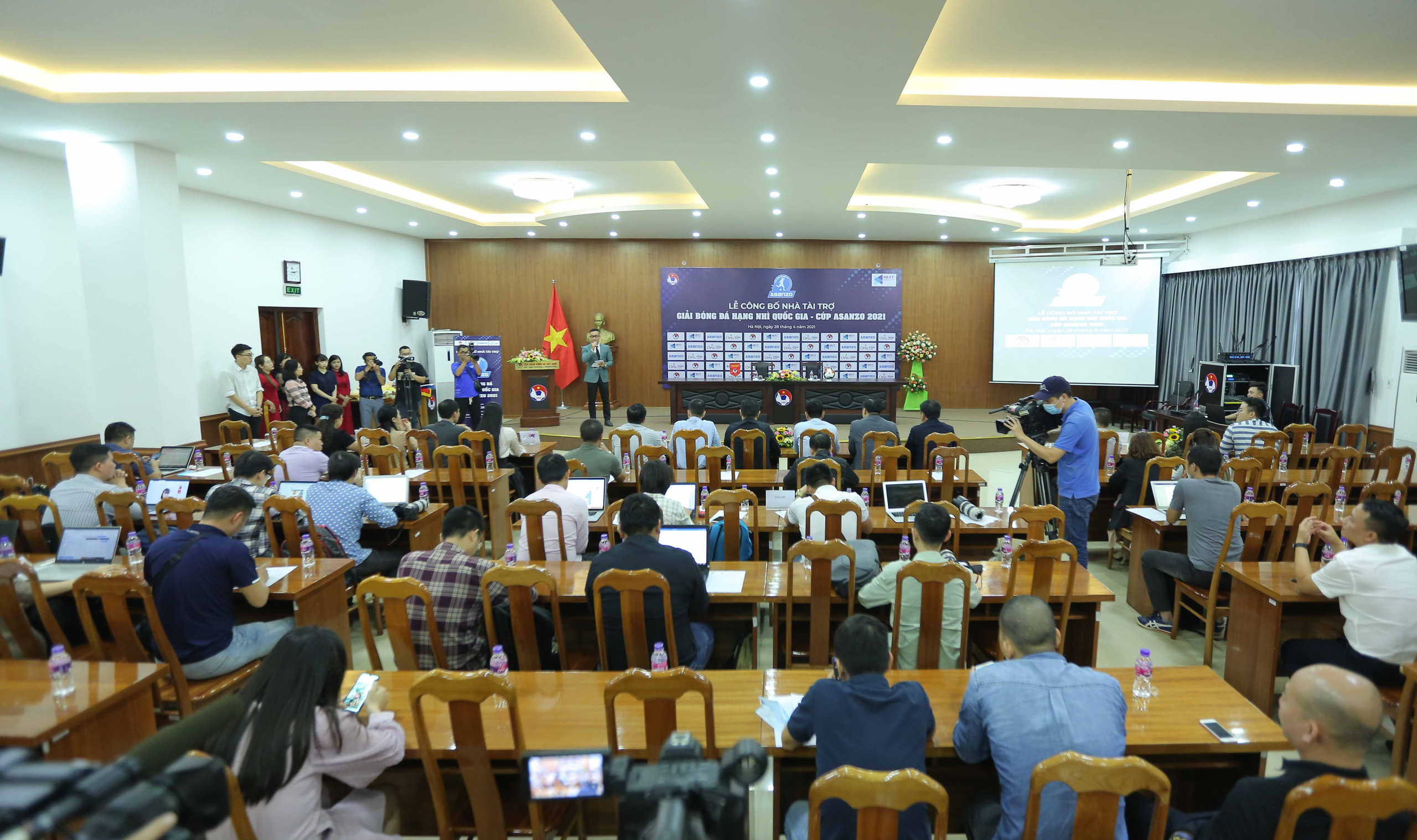 Asanzo của ông Phạm Văn Tam tài trợ chính Giải bóng đá hạng Nhì Quốc gia 2021 - Ảnh 3.