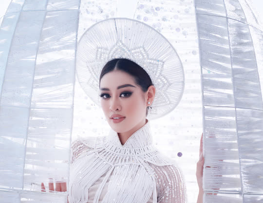 Khánh Vân giới thiệu áo dài dự thi Hoa hậu Hoàn vũ, cư dân mạng hỏi sao giống thần điêu? - Ảnh 1.
