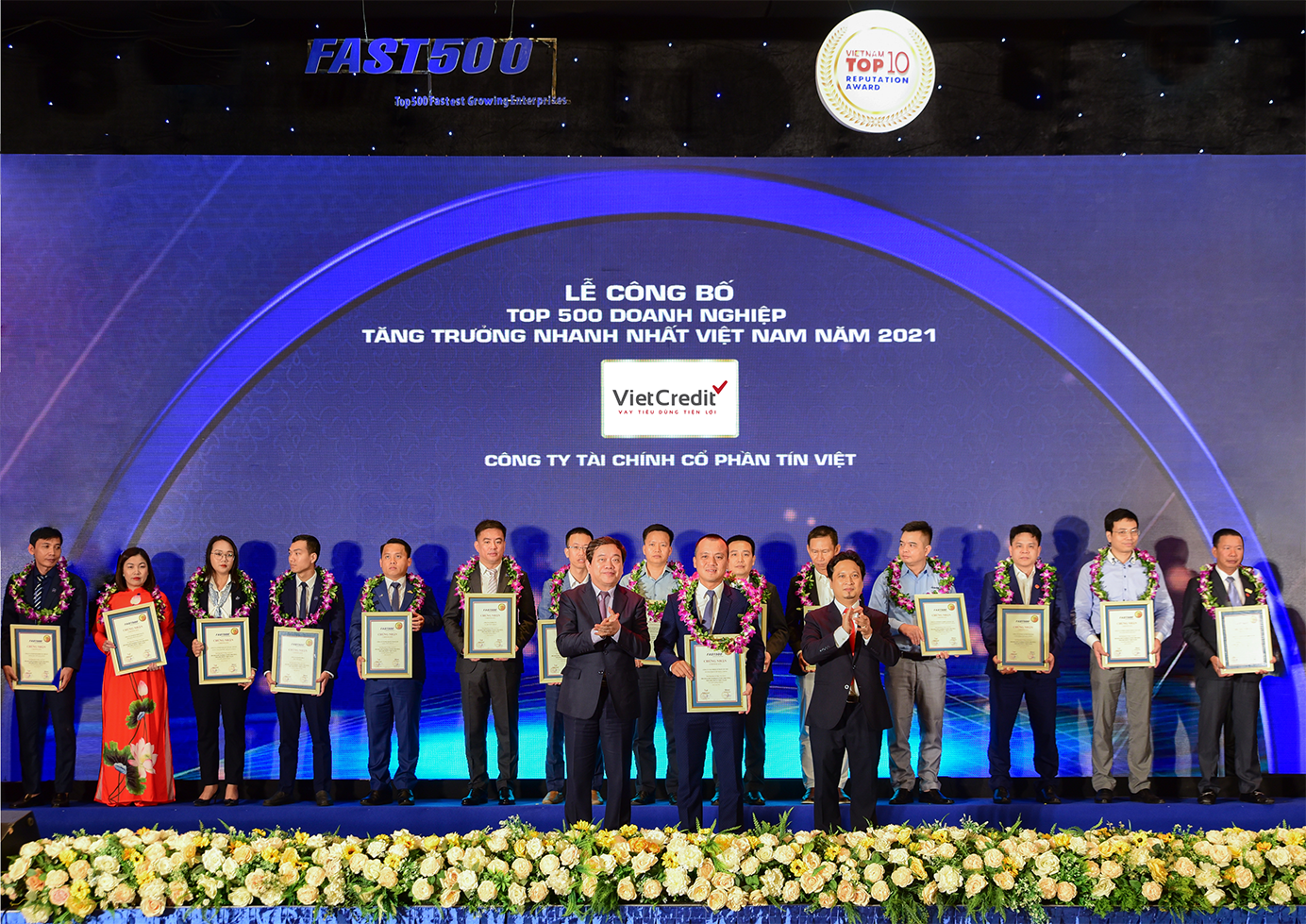 VietCredit được vinh danh trong bảng xếp hạng FAST500 - Ảnh 1. VietCredit được vinh danh trong bảng xếp hạng FAST500 - Ảnh 1.