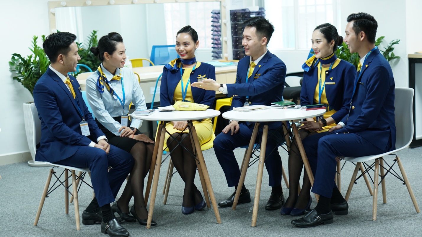 Hướng dẫn vi&ecirc;n tr&ecirc;n t&agrave;u bay - Trải nghiệm ti&ecirc;n phong mới của Vietravel Airlines - Ảnh 1.