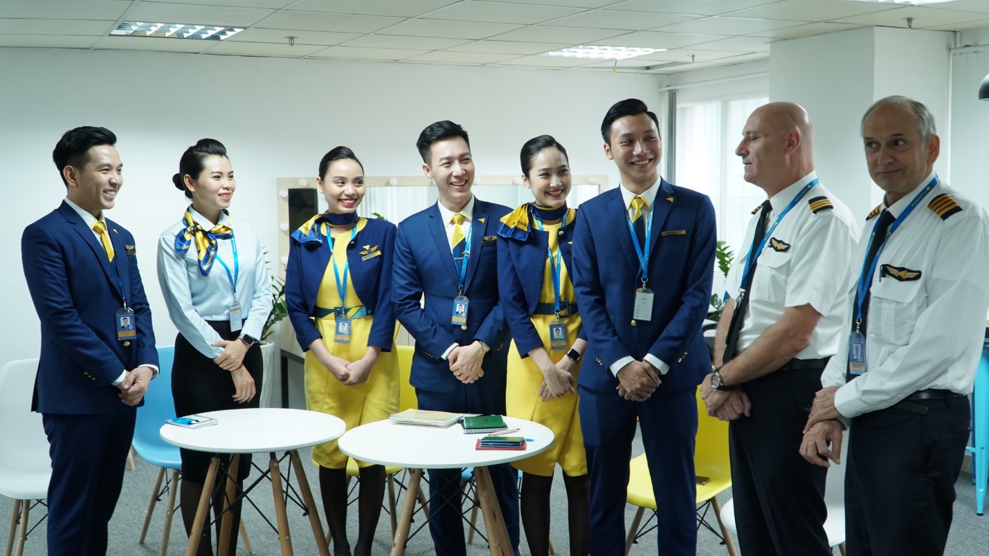 Hướng dẫn vi&ecirc;n tr&ecirc;n t&agrave;u bay - Trải nghiệm ti&ecirc;n phong mới của Vietravel Airlines - Ảnh 4.