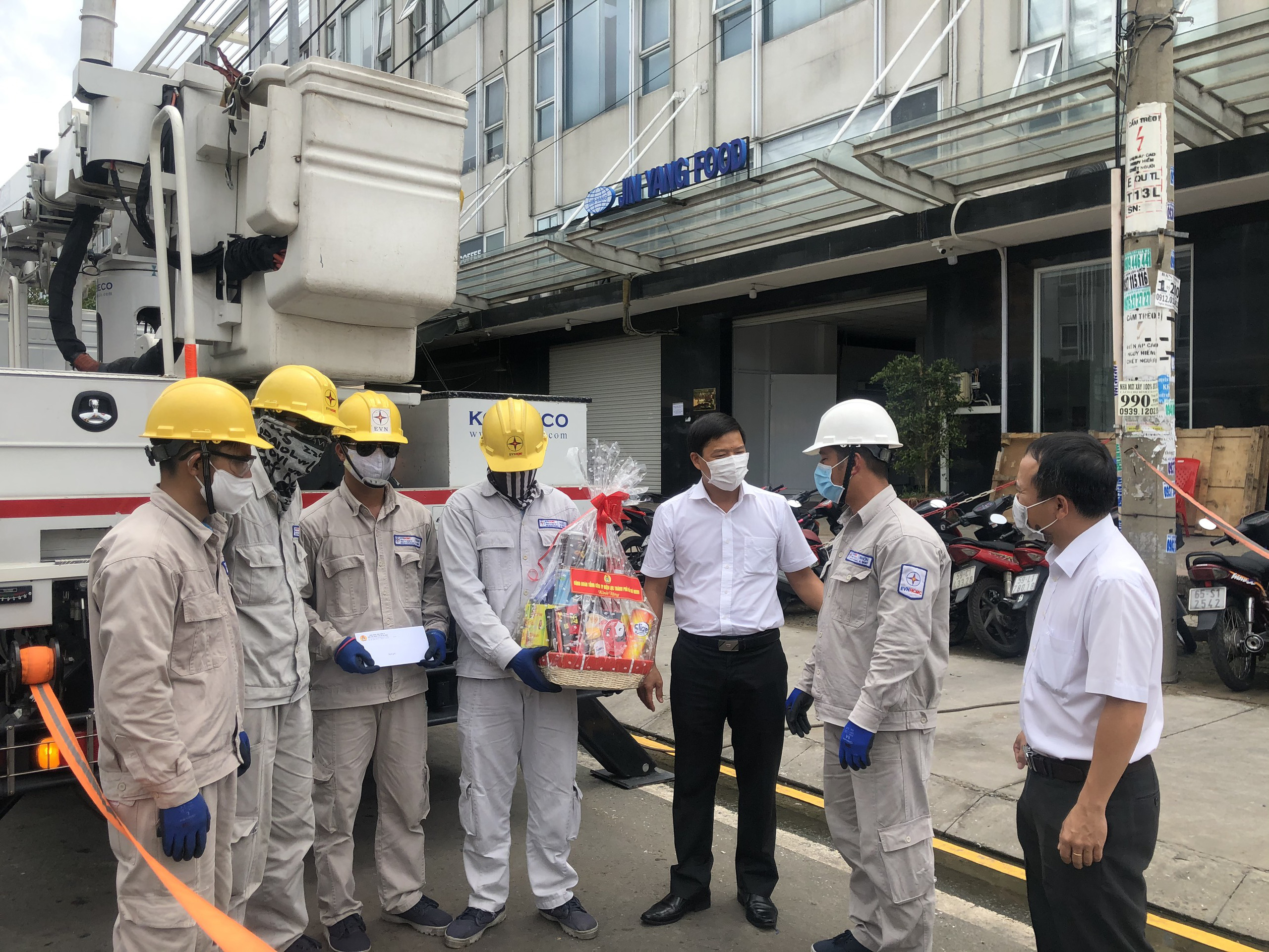 EVNHCMC tặng quà và tổ chức bữa ăn công trường cho công nhân ngành điện - Ảnh 2.
