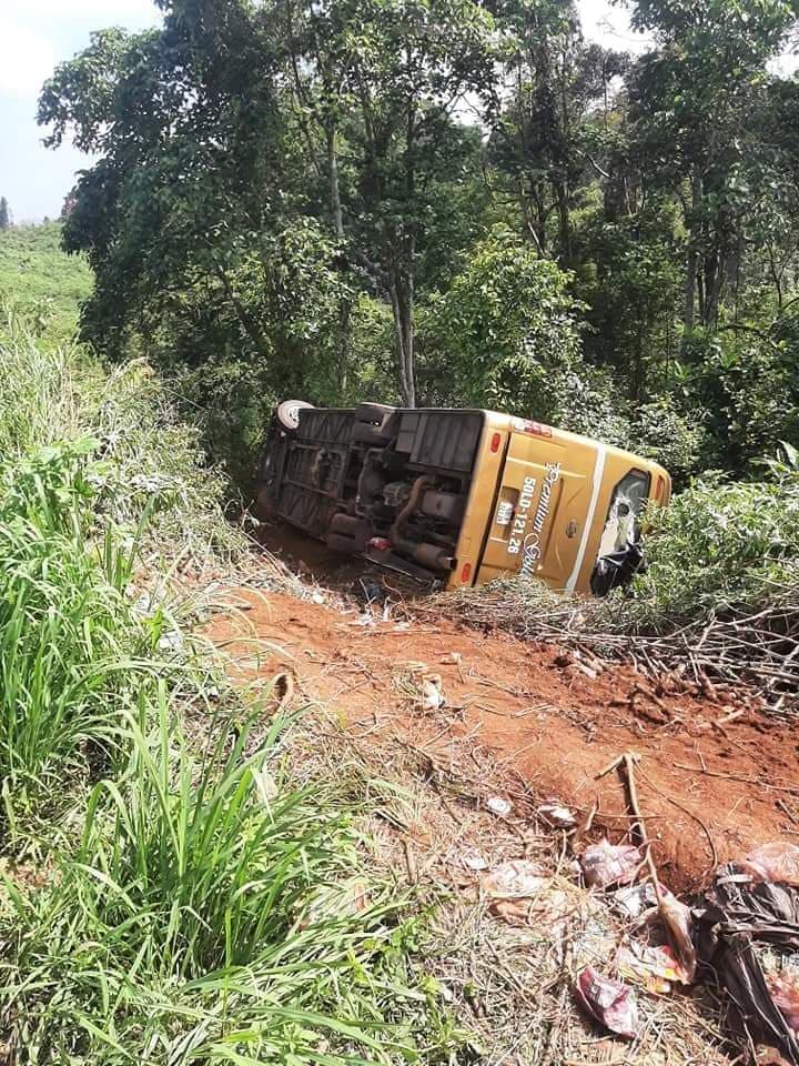 Xe kh&aacute;ch lao xuống vực, 22 người tho&aacute;t nạn - Ảnh 1.