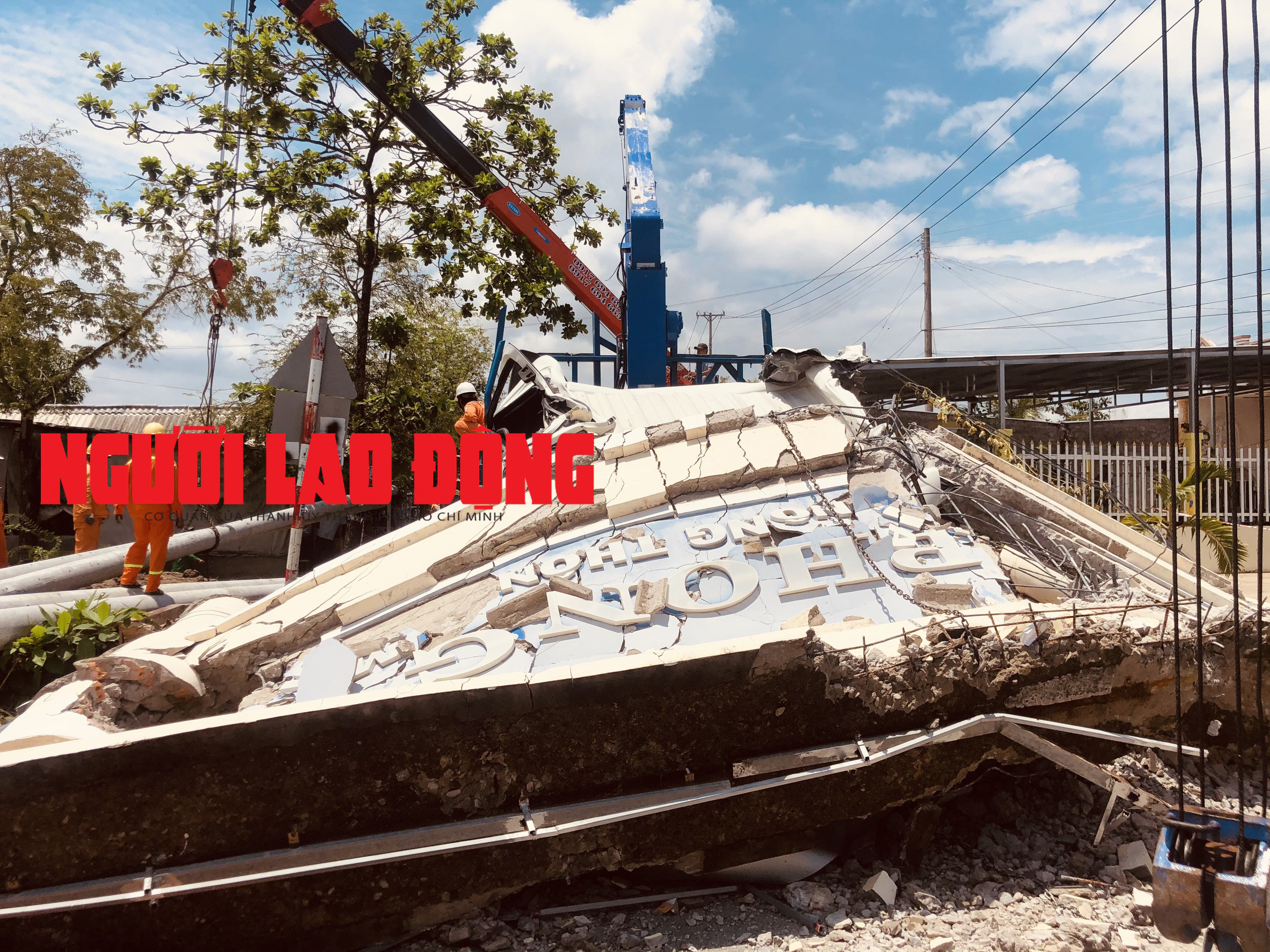 CLIP: Xe cẩu chở trụ điện kéo sập cổng chào, tài xế tử vong