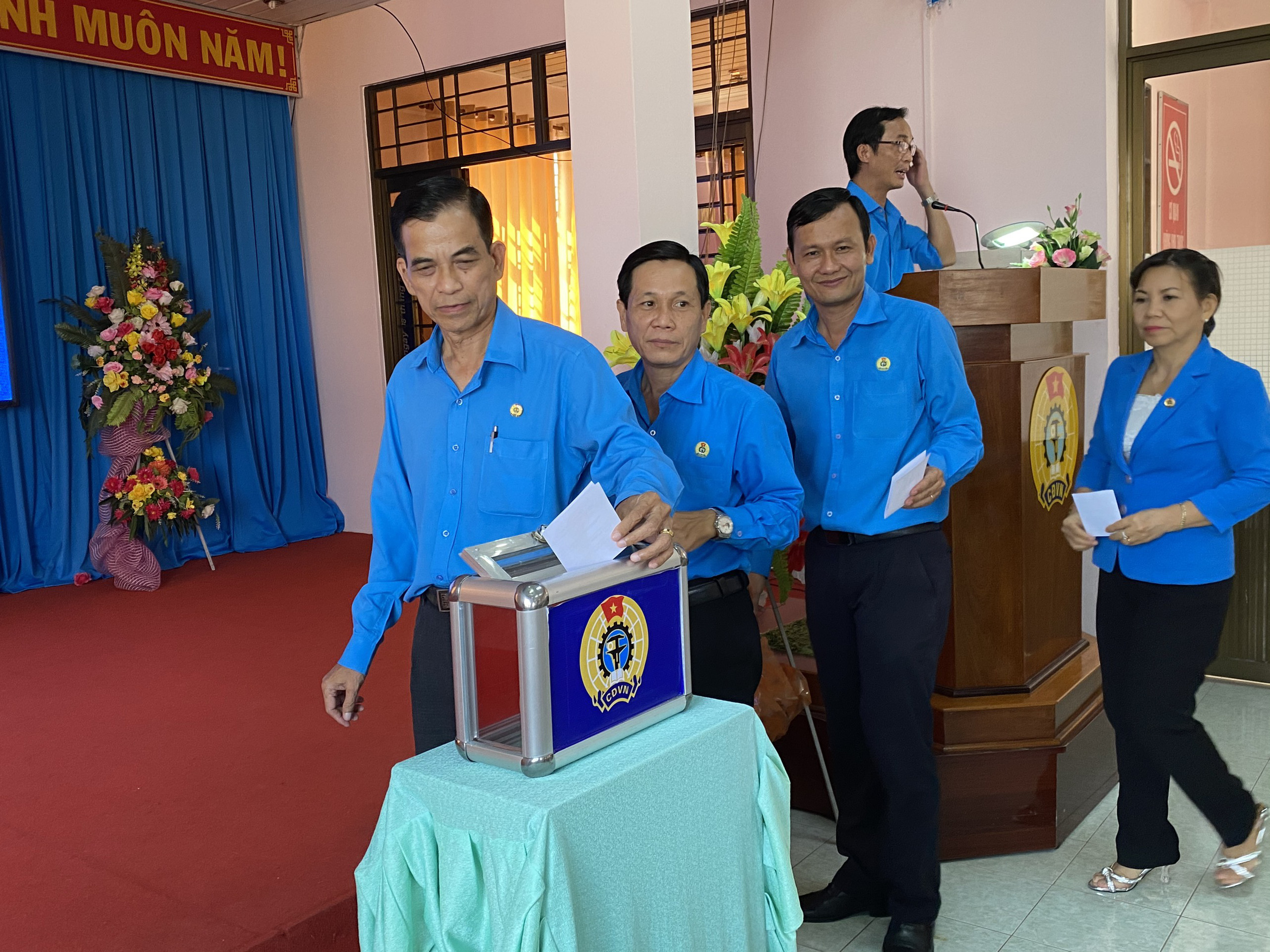 &Ocirc;ng L&ecirc; Minh H&ugrave;ng được bầu l&agrave;m Chủ tịch LĐLĐ tỉnh Tiền Giang - Ảnh 3.
