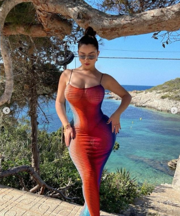 Demi Rose lại khoe thân hình “đồng hồ cát” - Ảnh 5.
