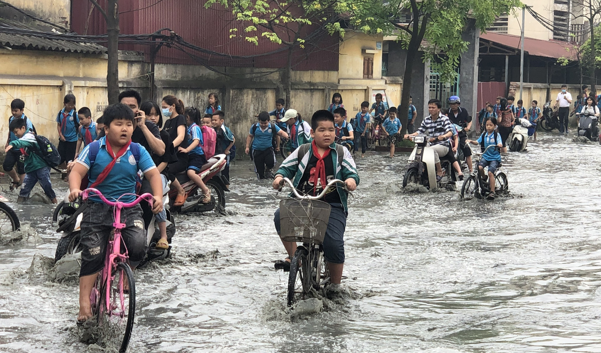Hơn 1.400 học sinh phải nghỉ học vì doanh nghiệp xả thải tràn vào trường học