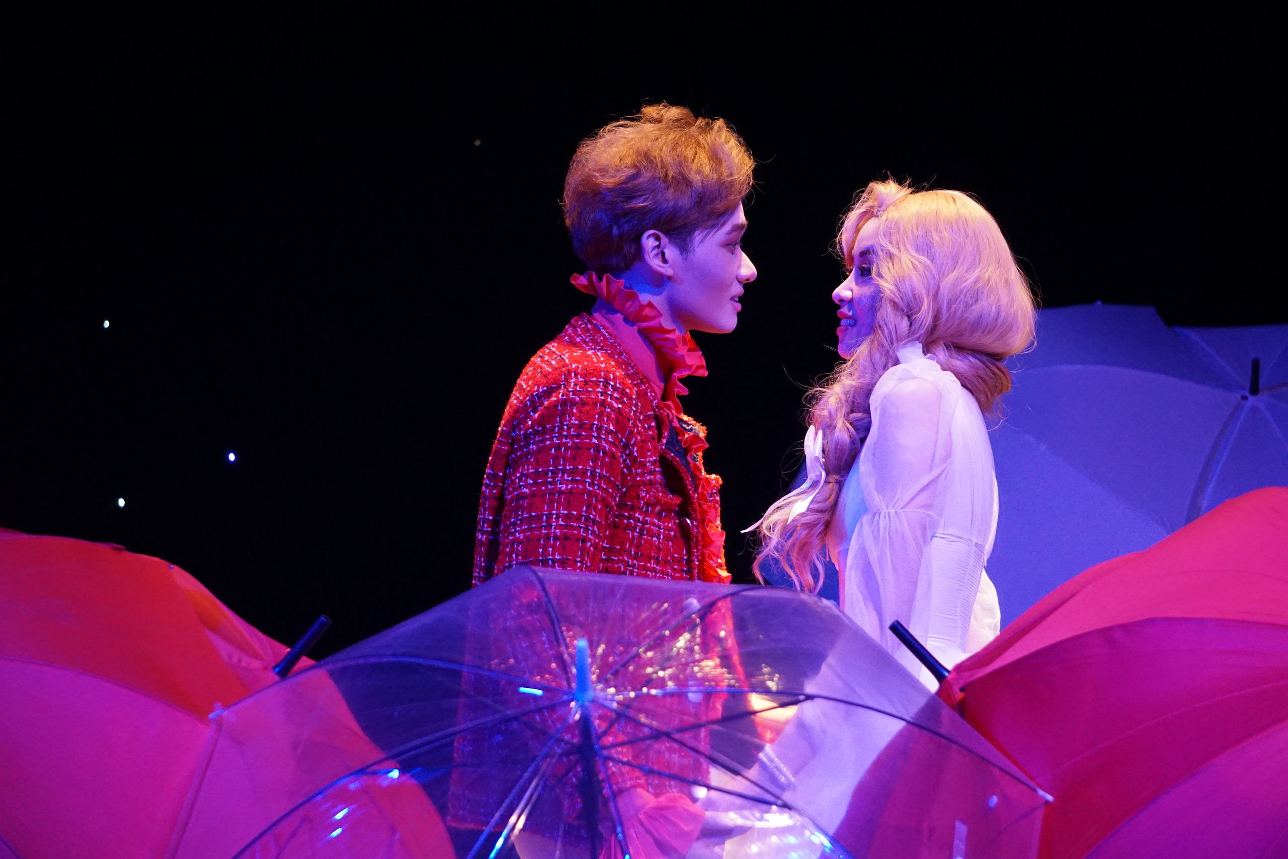 "Romeo và Juliet" cuốn hút khán giả, khiến Việt Anh, Hồng Vân hạnh phúc