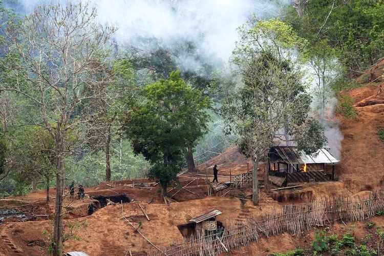 Hai căn cứ không quân Myanmar bị tấn công