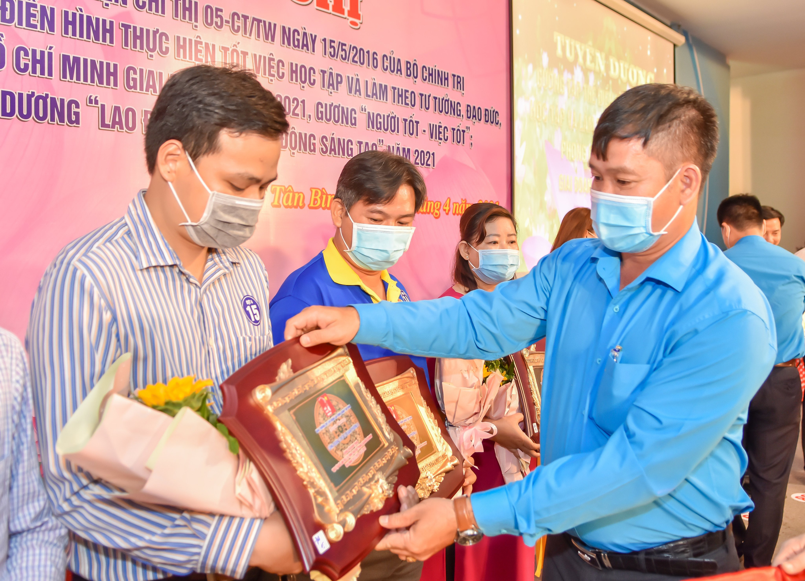 Tuyên dương tập thể,  cá nhân điển hình  học tập và làm theo tư tưởng, đạo đức, phong cách Hồ Chí Minh