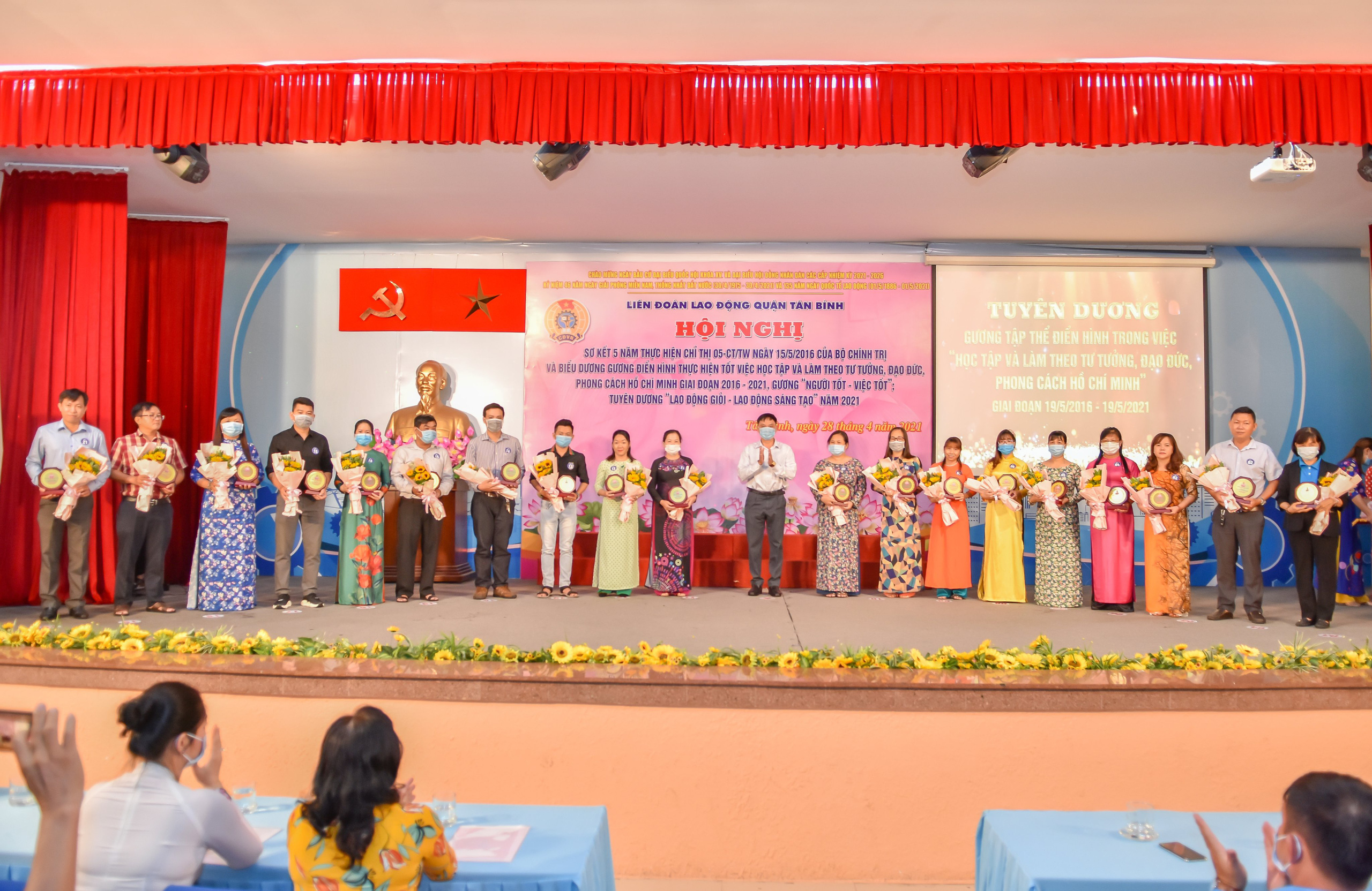 Tuy&ecirc;n dương tập thể,  c&aacute; nh&acirc;n điển h&igrave;nh  học tập v&agrave; l&agrave;m theo tư tưởng, đạo đức, phong c&aacute;ch Hồ Ch&iacute; Minh - Ảnh 2.